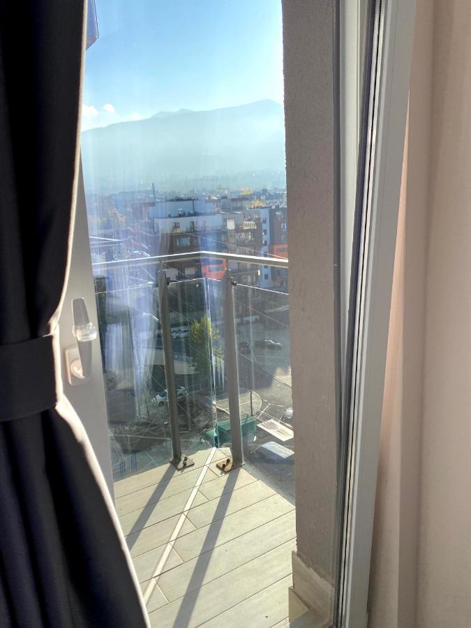 Mountain View Magenta White * Sofia